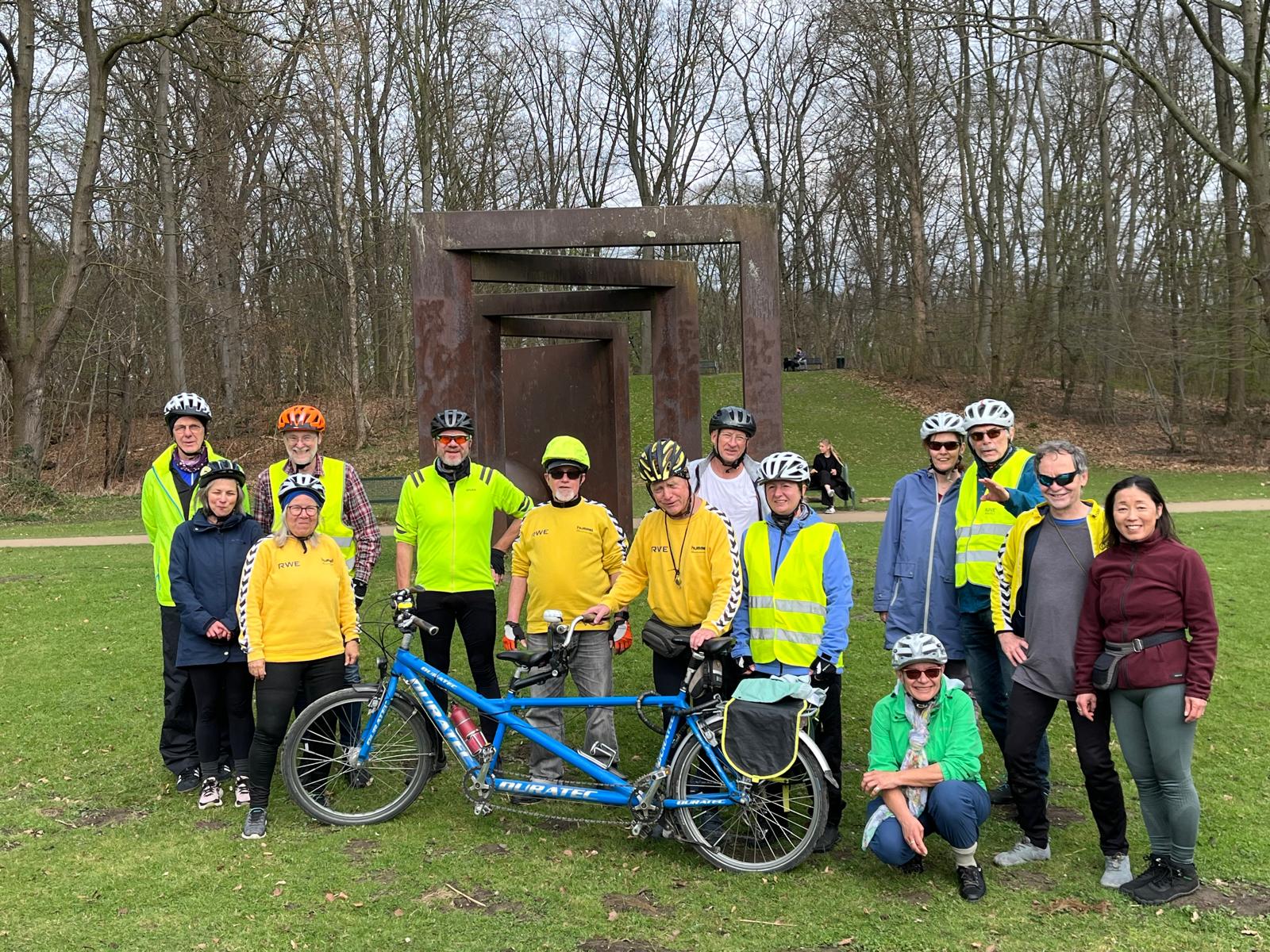 Gruppe hinter einem Tandem