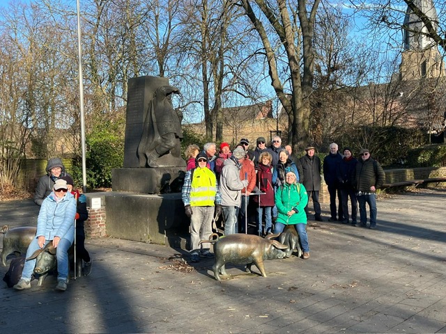 Die Tandemgruppe vor dem Schweinebrunnen in Zons